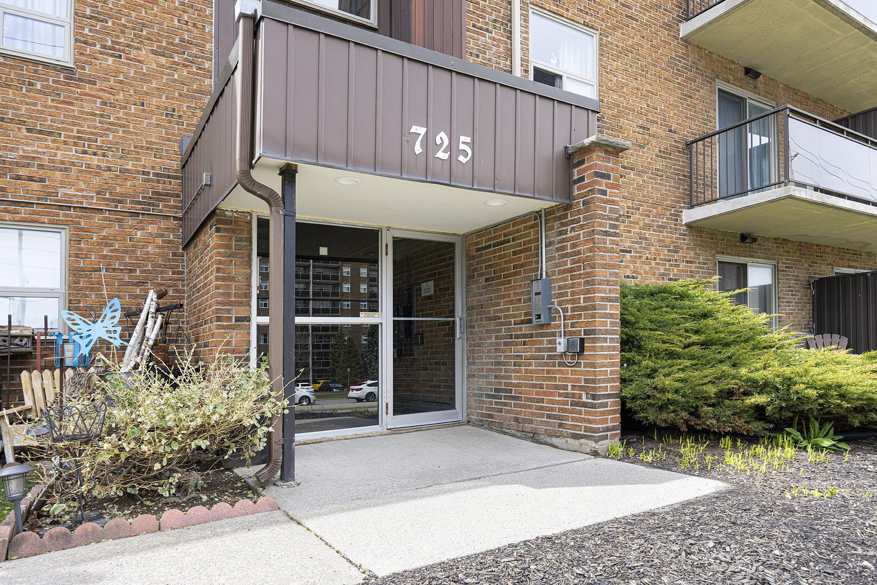 725-745 Wonderland Road South  - Photo 17