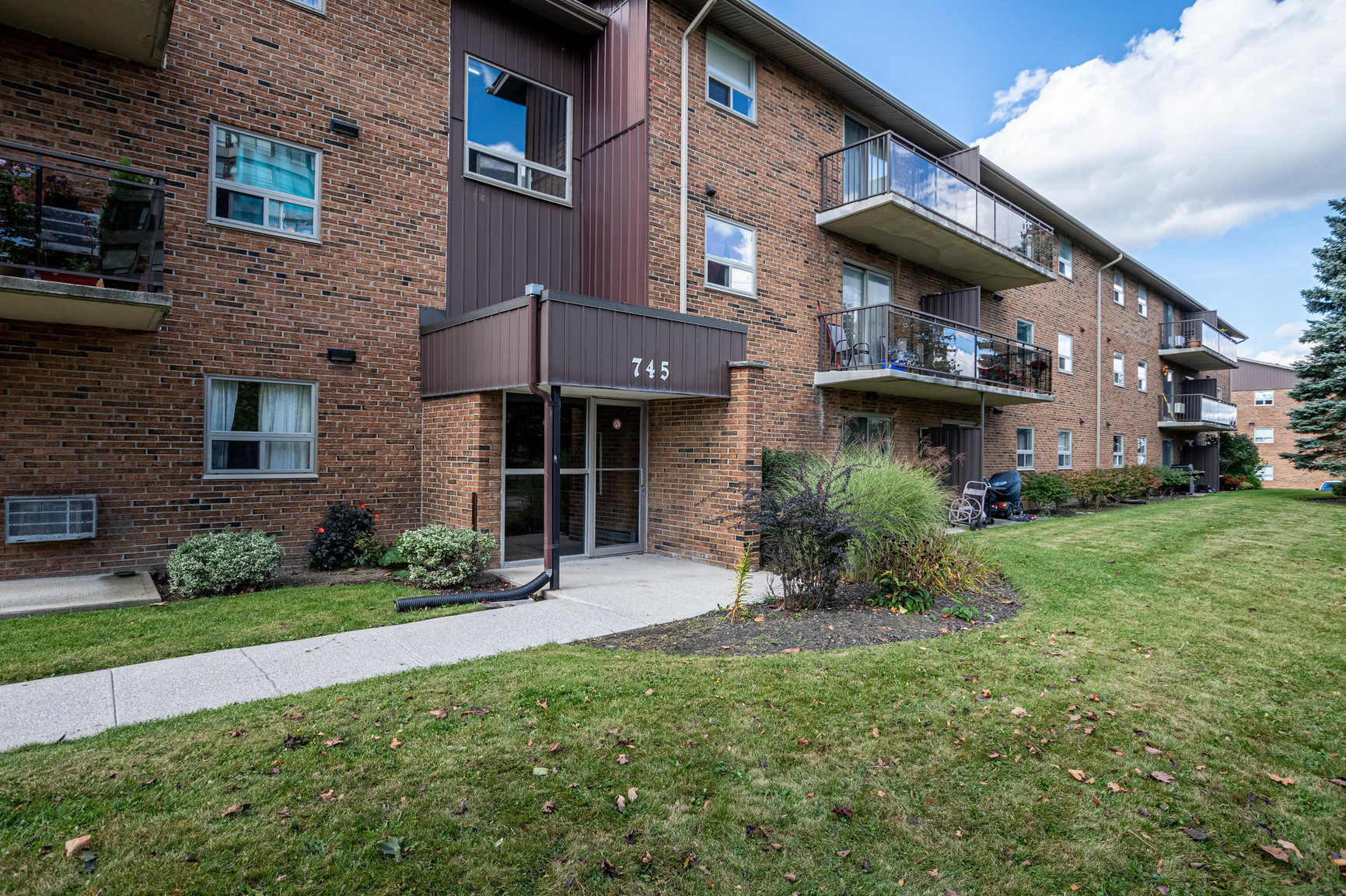 725-745 Wonderland Road South  - Photo 18