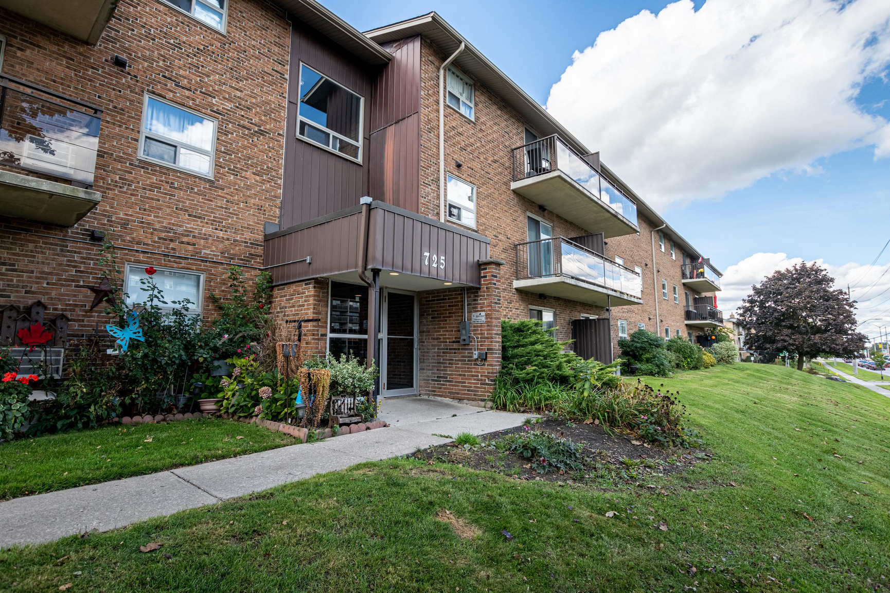 725-745 Wonderland Road South  - Photo 19