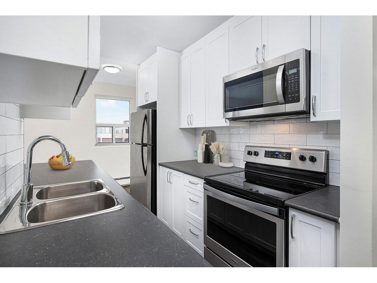 3388 Bathurst Street / 2 Khedive Avenue 