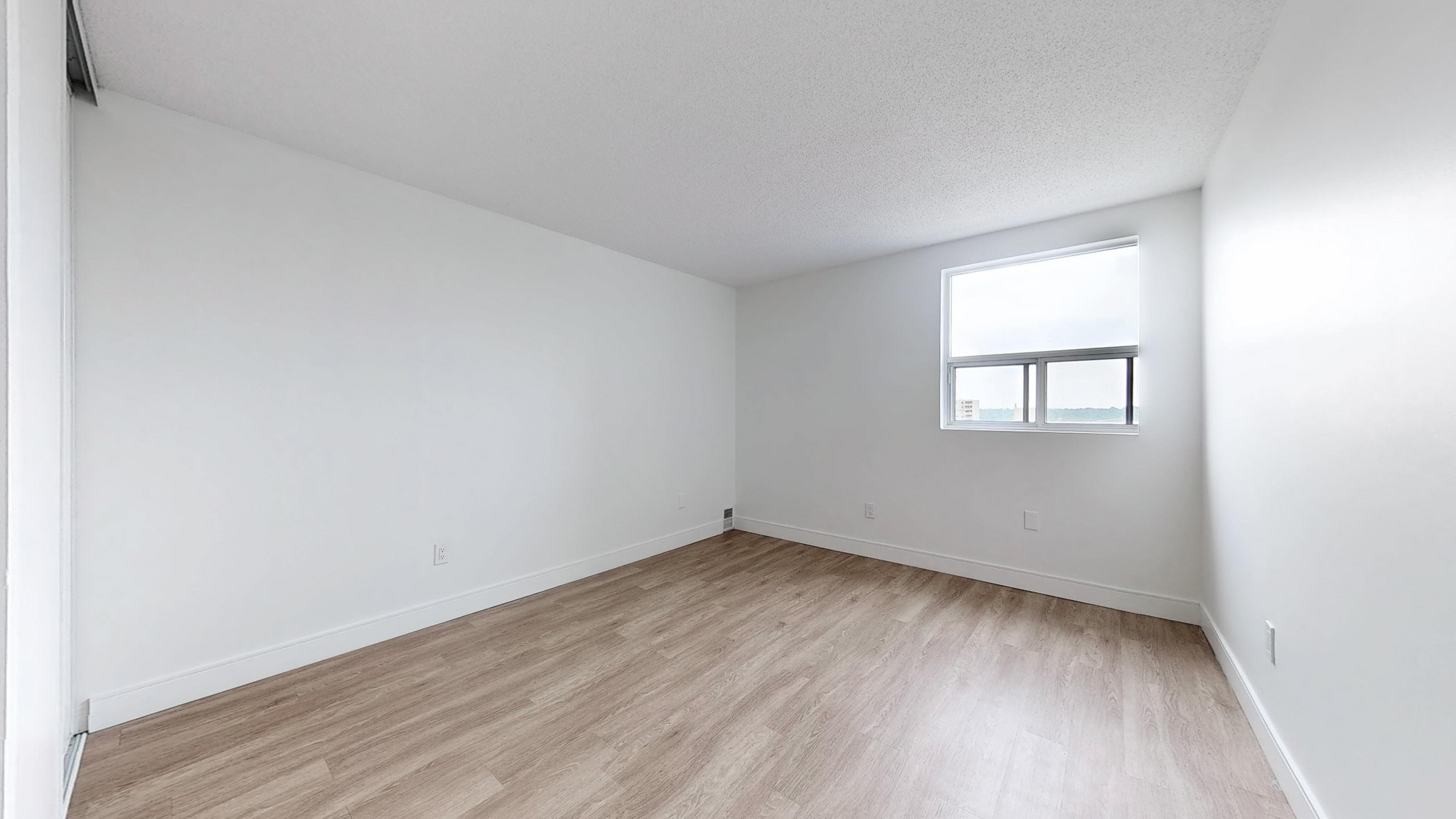 560 Proudfoot Lane - Empress Gate Apartments - Photo 9