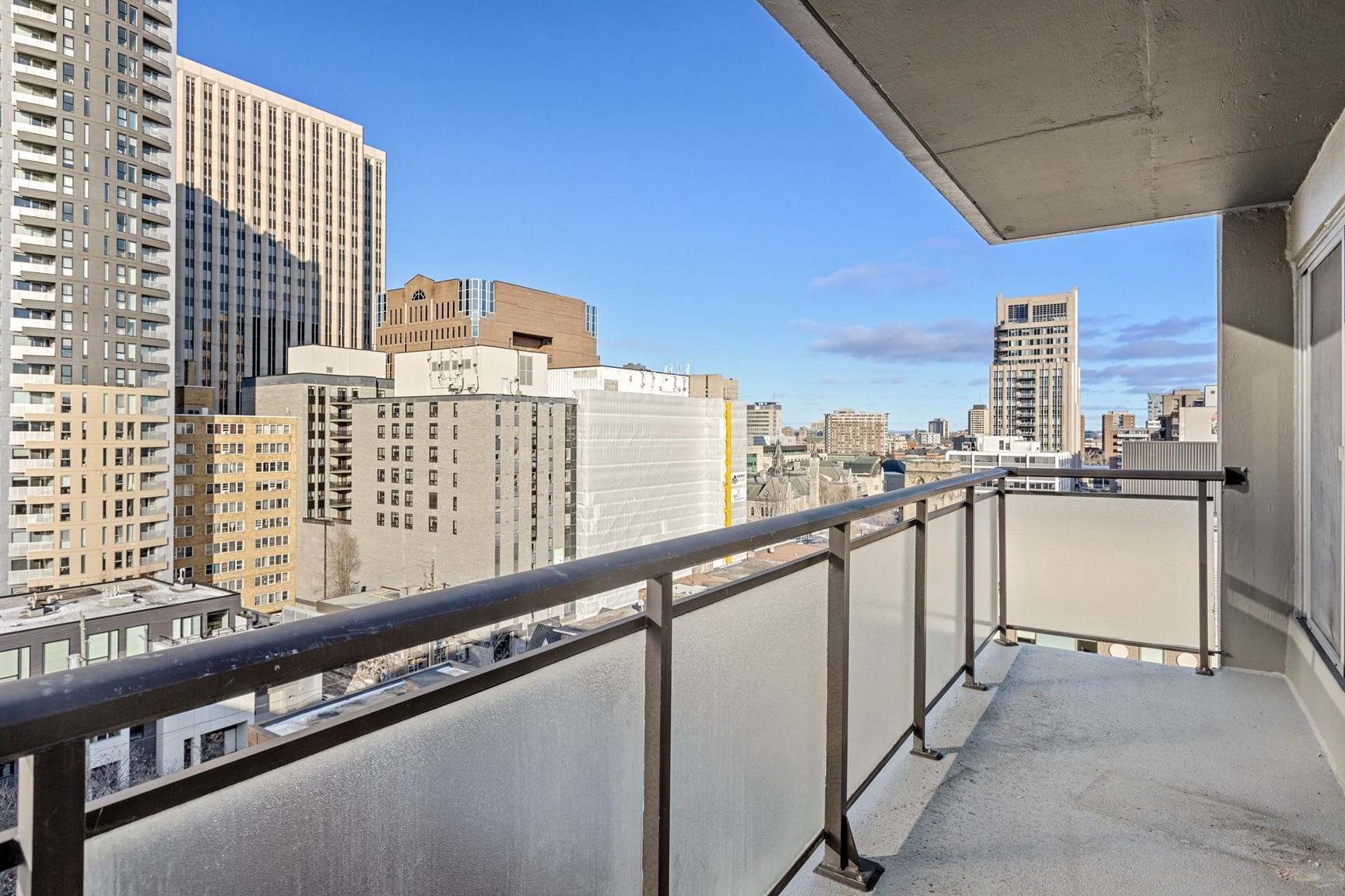 Regency Towers - Photo 32