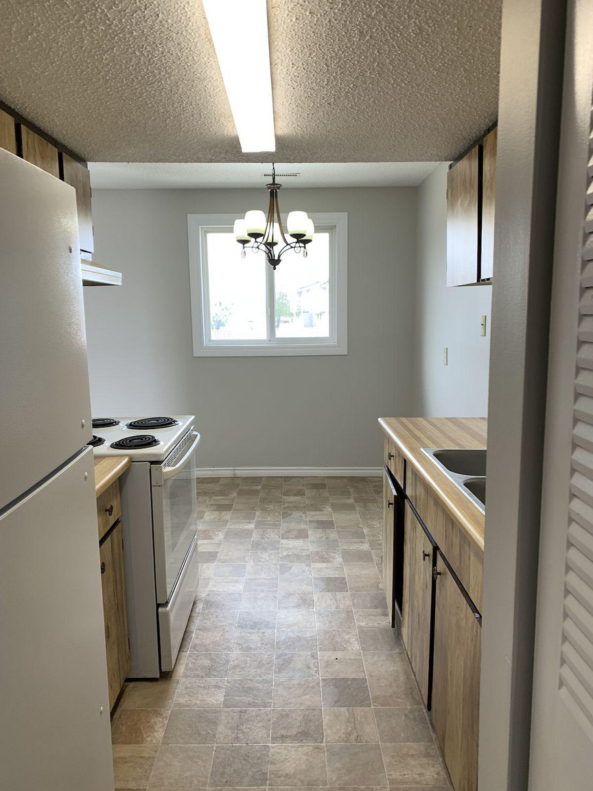 8403 29 Avenue NW, Edmonton, Alberta, Canada, T6K 3M2 - Photo 2