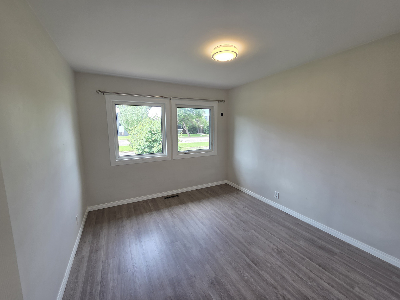 9035 149 Street Main - Photo 4