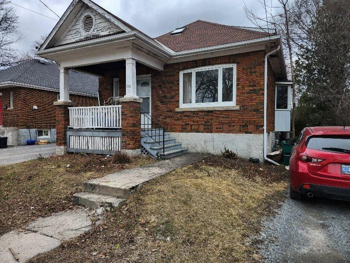 711 Brock Street - Upper, 5 bed, 2 bath - STUDENTS- JAN-APR ONLY