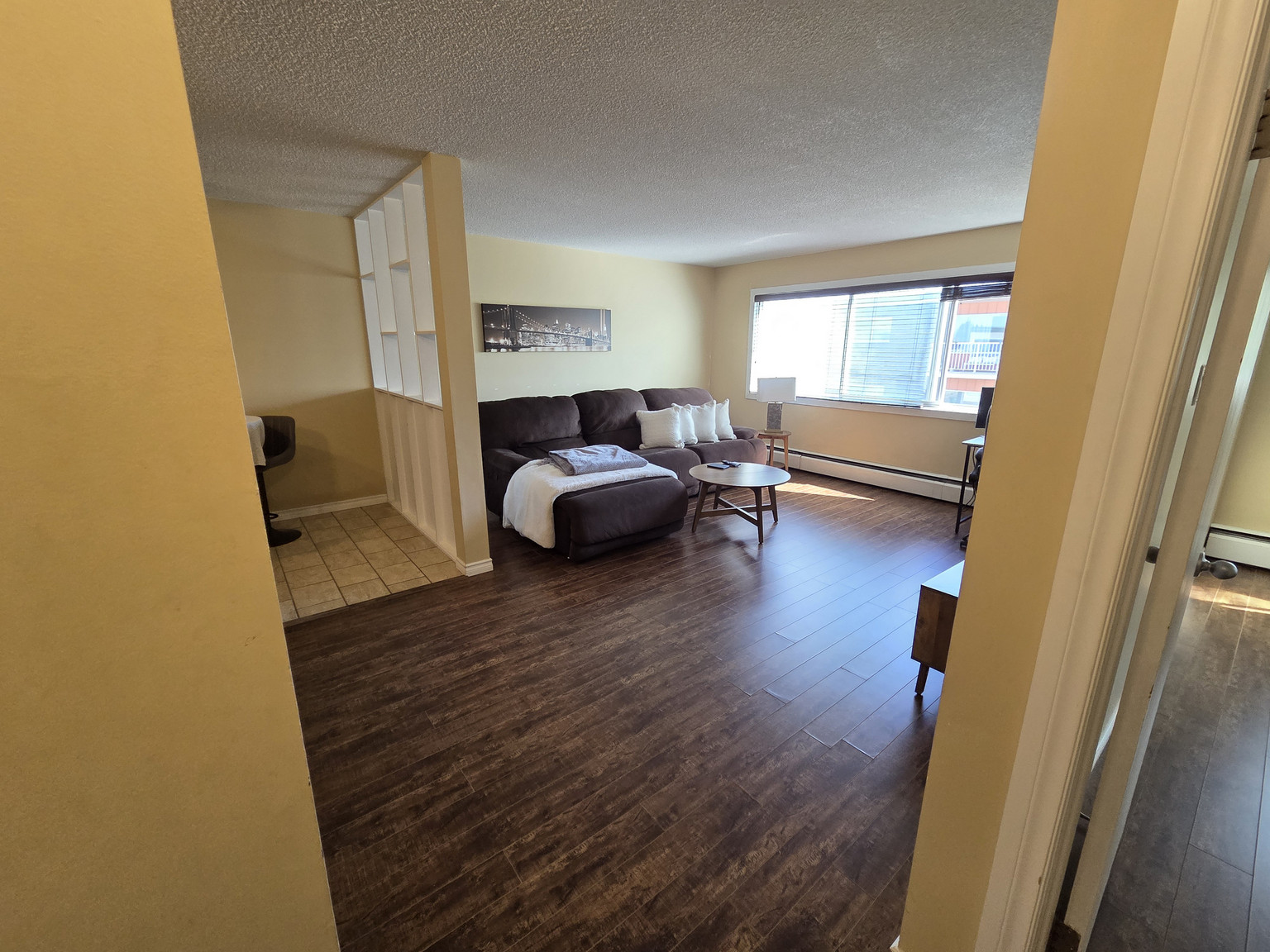 Town Manor - Photo 2