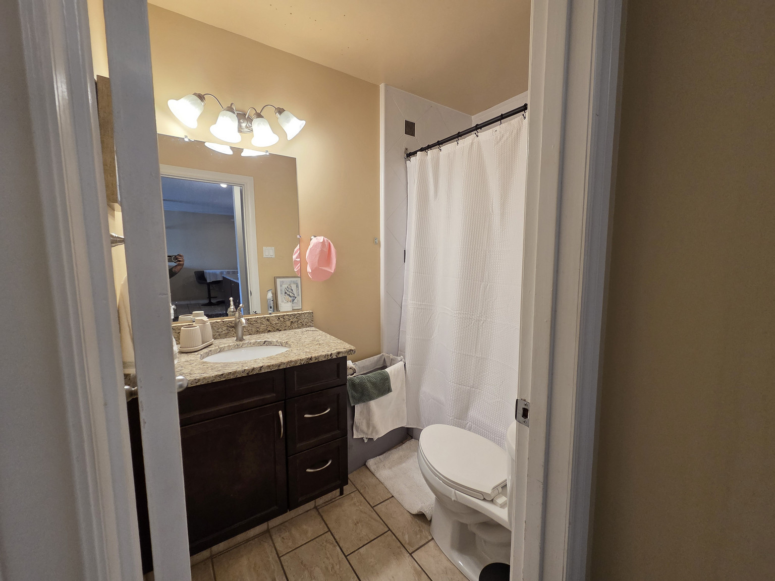 Town Manor - Photo 4