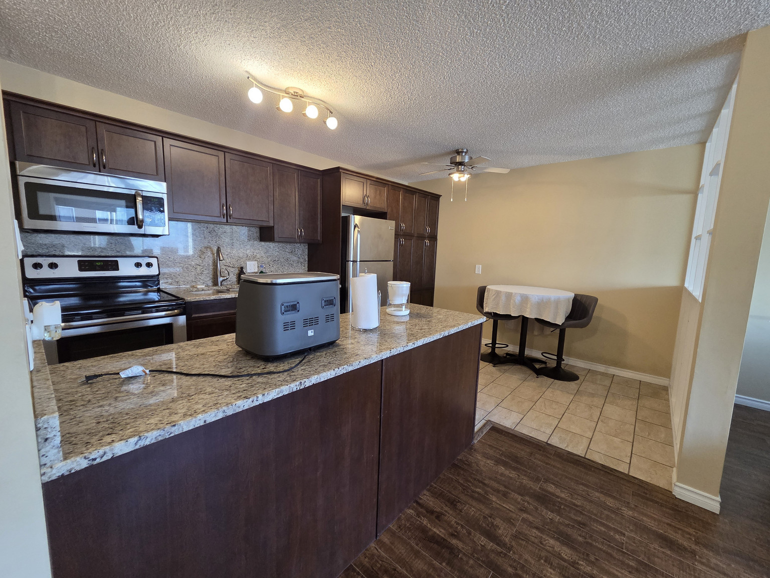 Town Manor - Photo 5