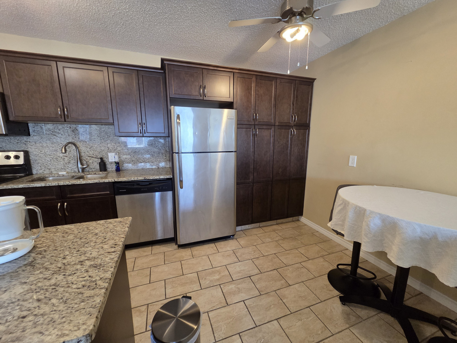 Town Manor - Photo 6