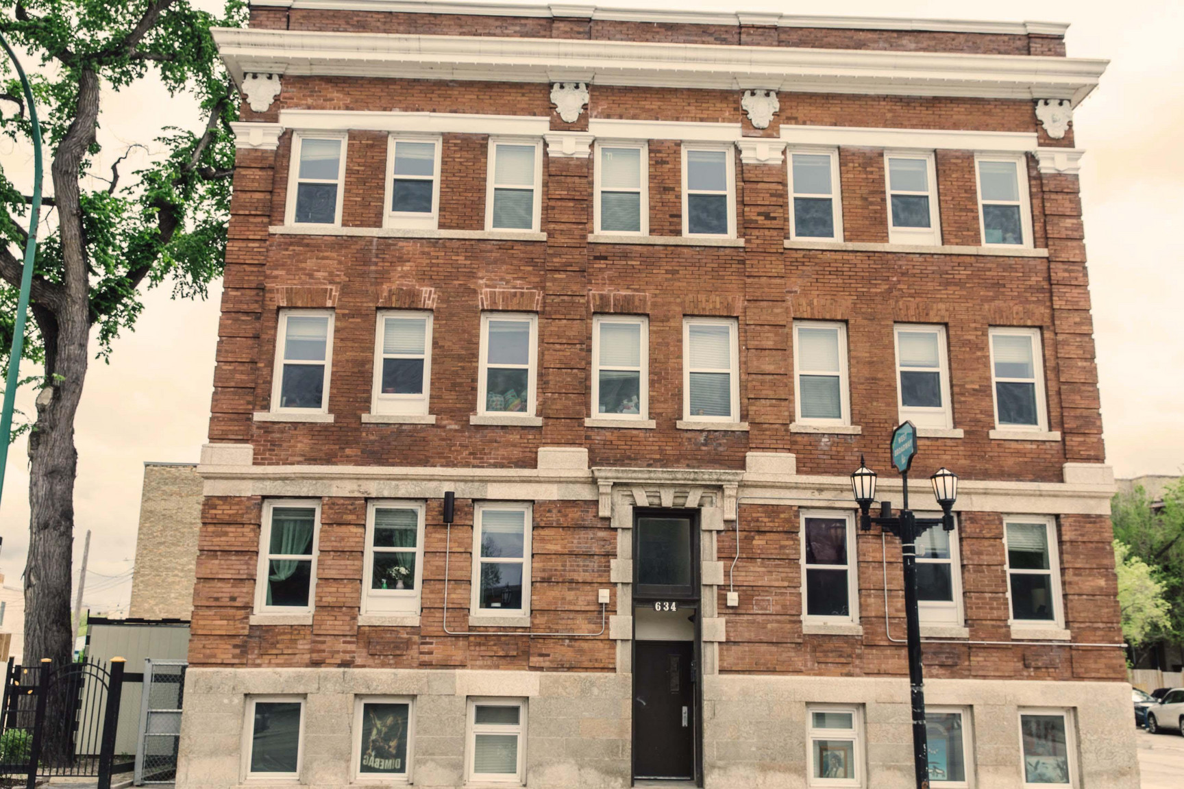 634 Broadway Avenue - Photo 2