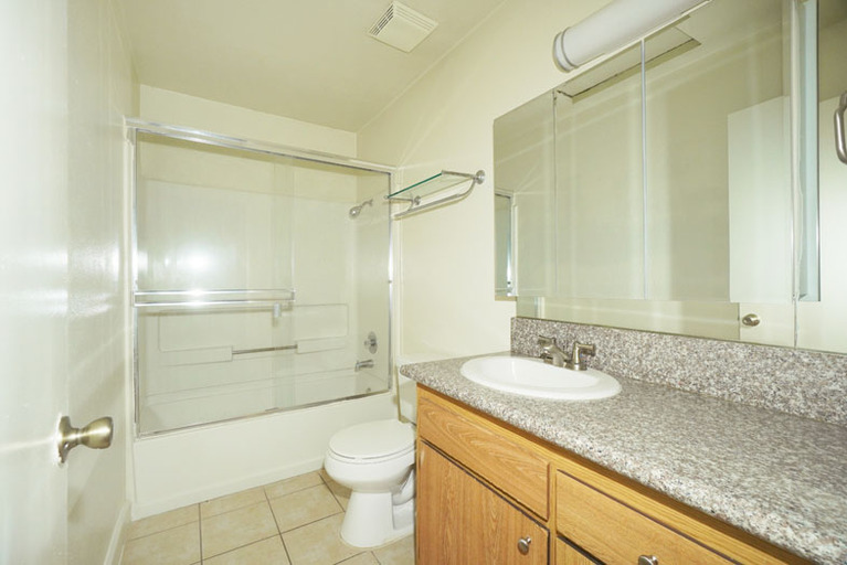 3581 - 3585 N. Parkway Drive