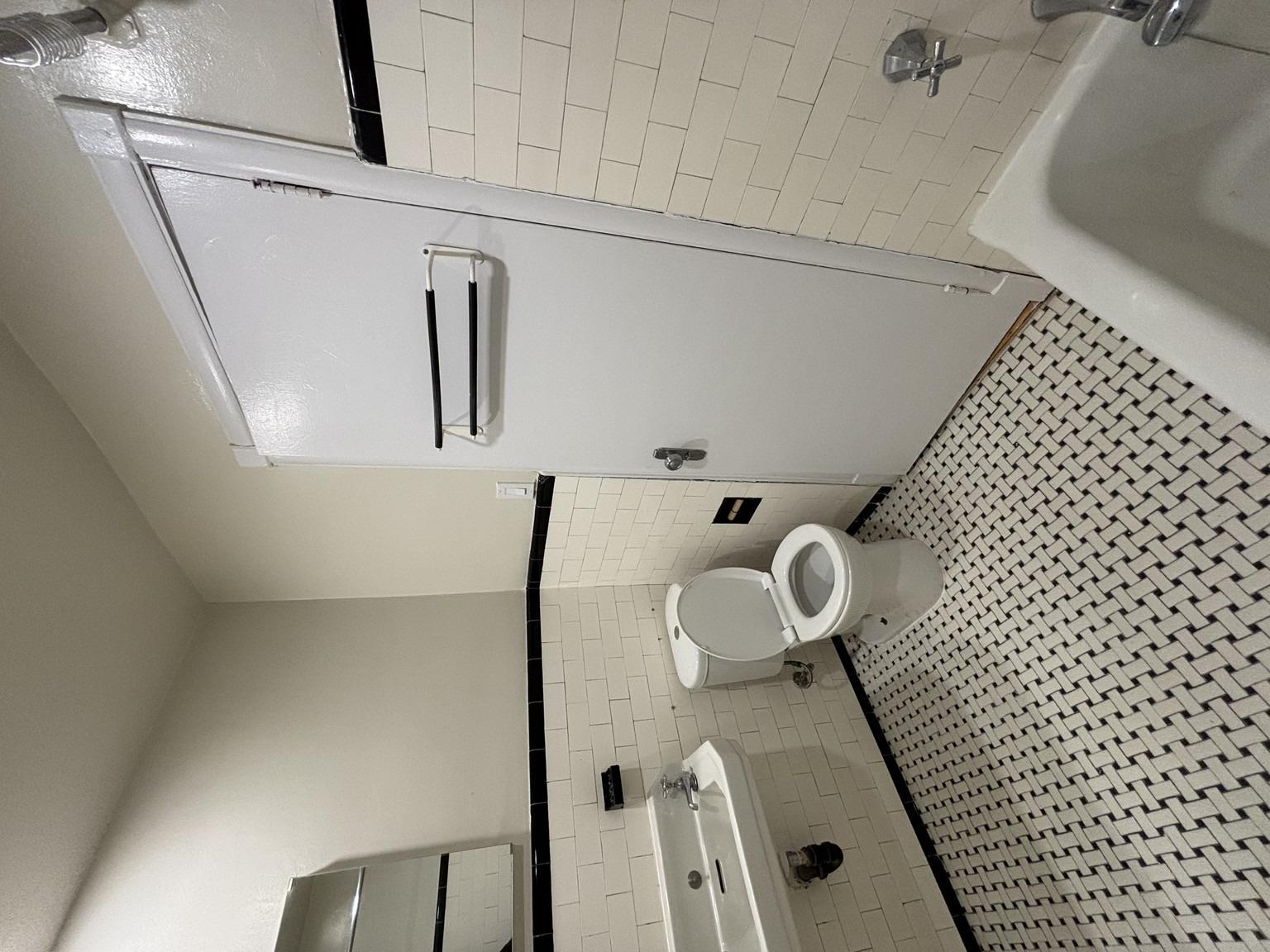 Churchill Court Apartments - Photo 14