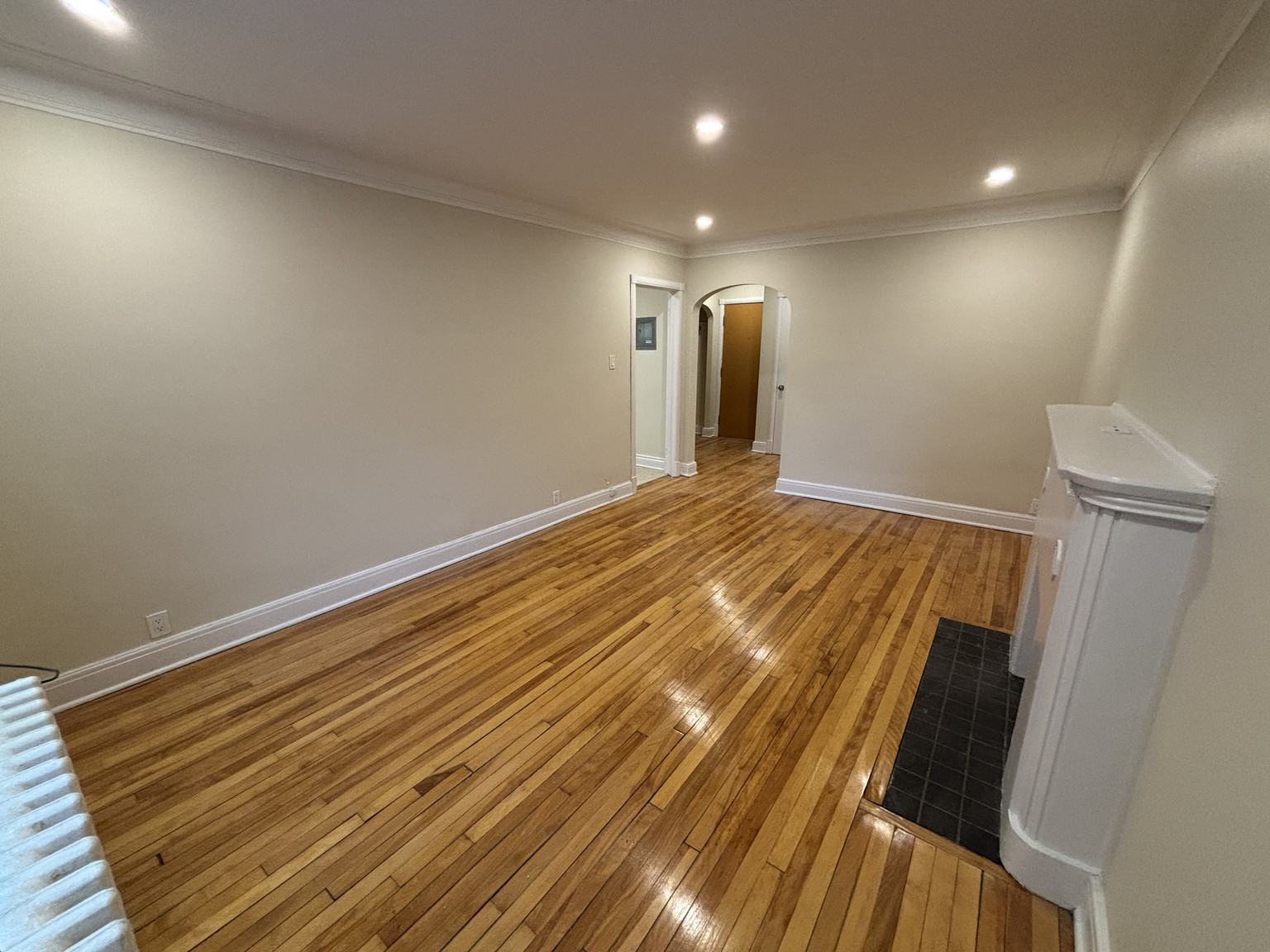Churchill Court Apartments - Photo 2
