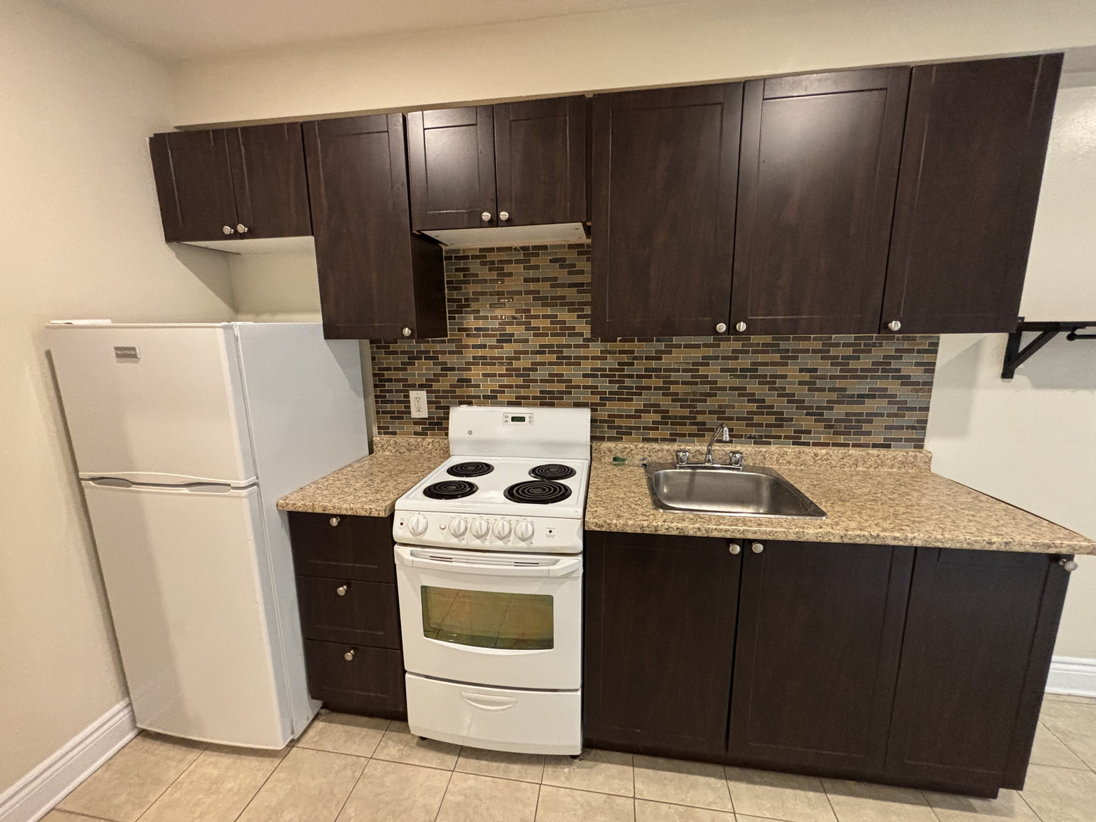 Churchill Court Apartments - Photo 6