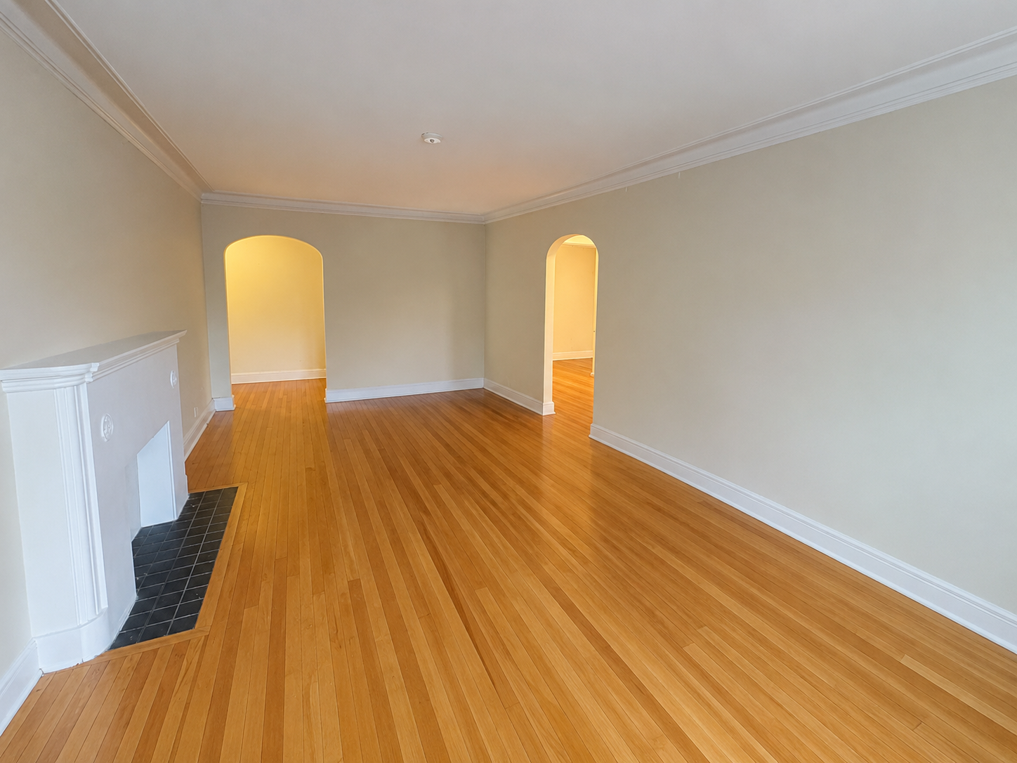 Churchill Court Apartments - Photo 18