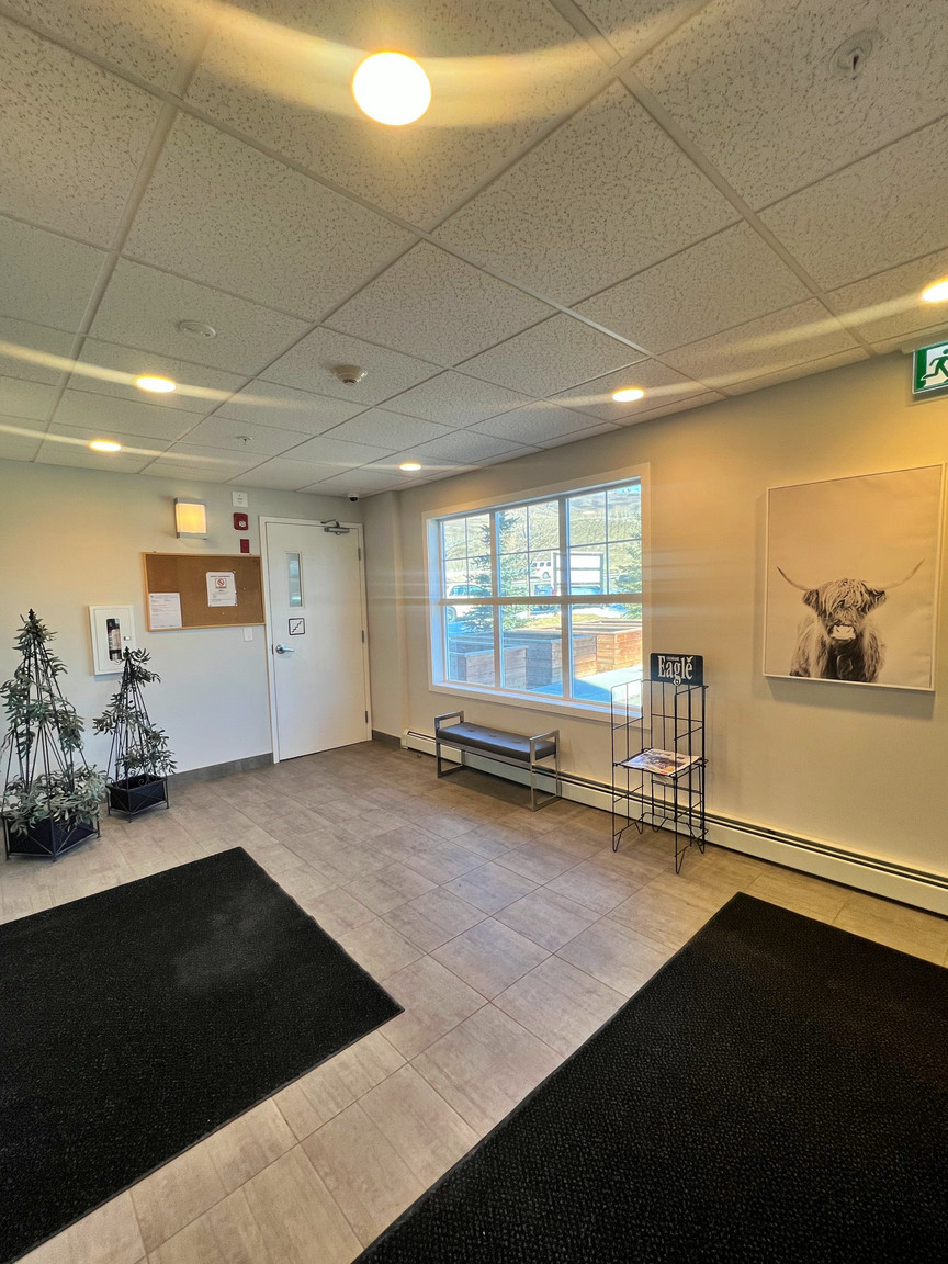 The Milroy - Photo 5