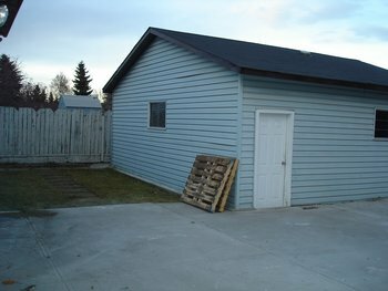 2 Bedroom Lower Suite with Private Laundry - Photo 16