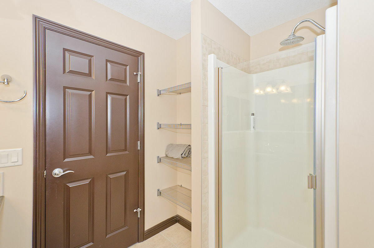 Attractively Designed 3 Bedroom + Bonus - Photo 39