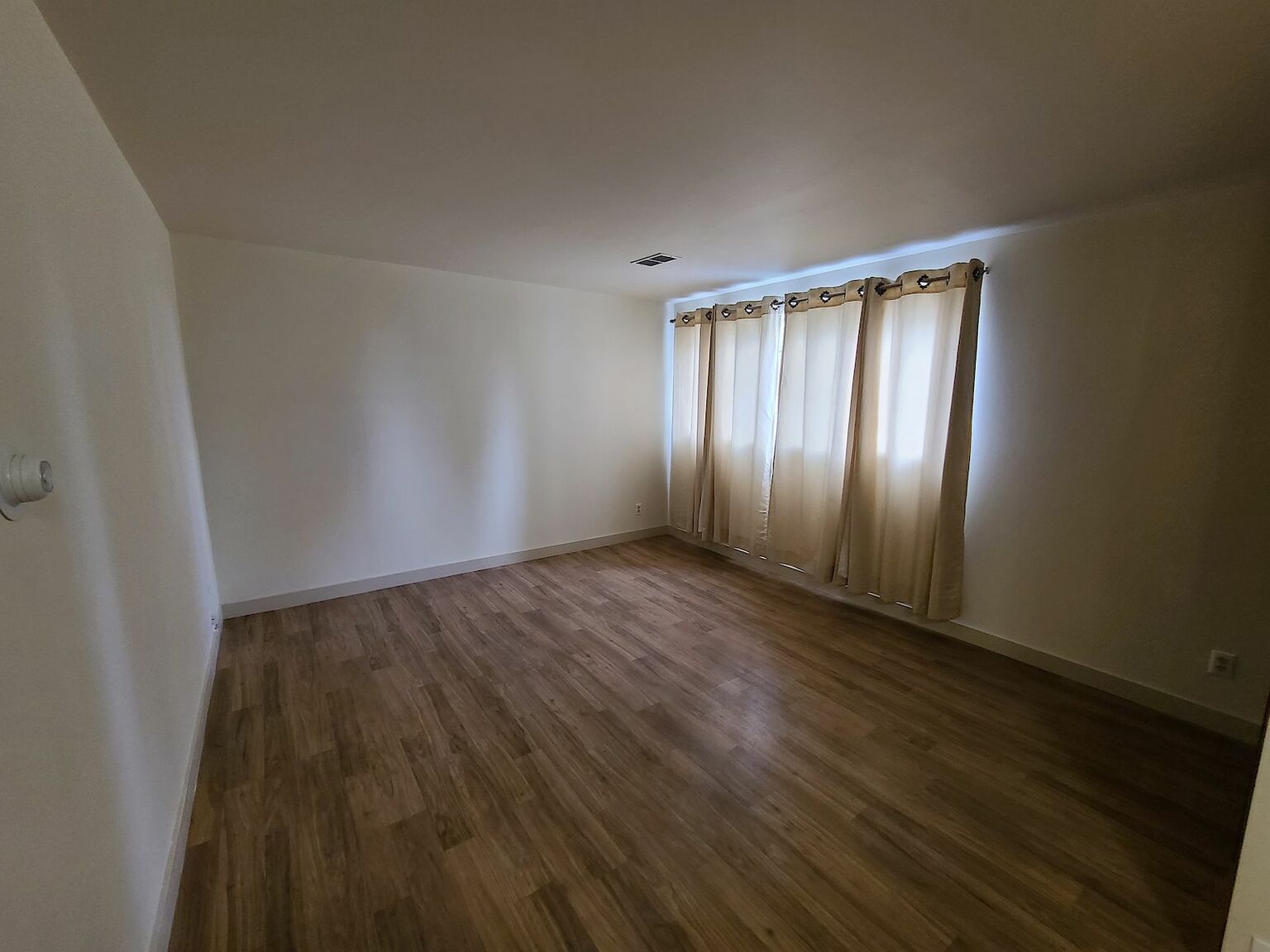 Spacious 2-bed/1 bath basement unit w/separate entrance & laundry in Cambrian - Photo 4