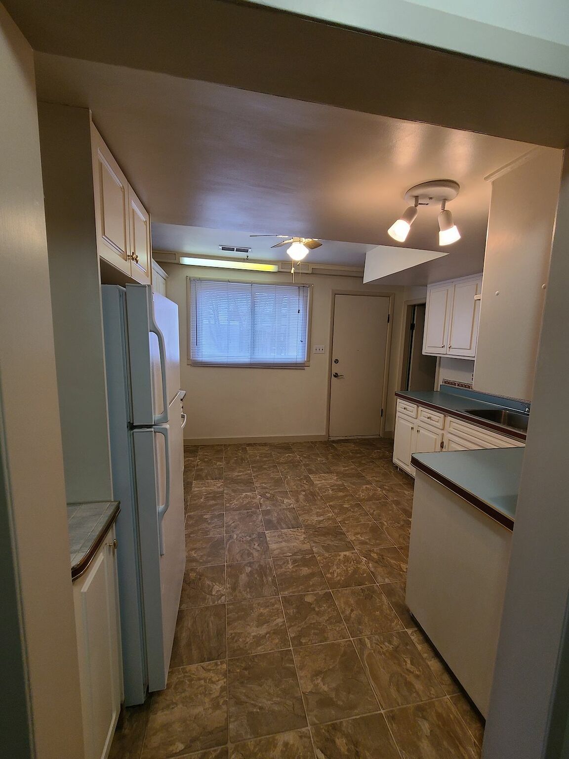 Spacious 2-bed/1 bath basement unit w/separate entrance & laundry in Cambrian - Photo 15