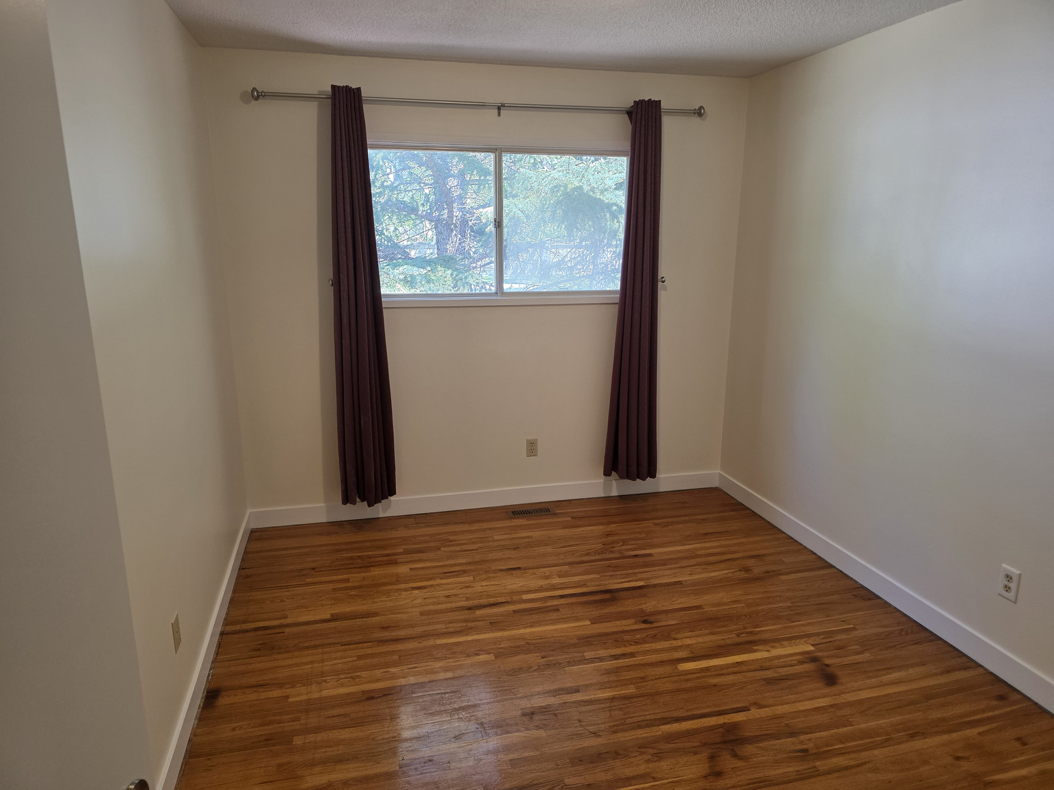 Varsity 3 Bedroom 1.5 Bathroom Home - Photo 21