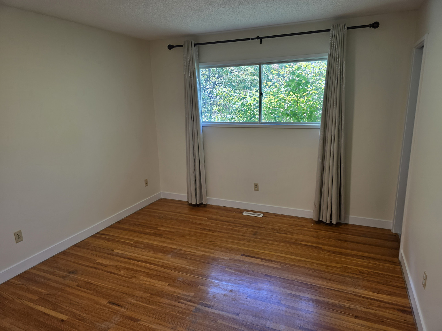 Varsity 3 Bedroom 1.5 Bathroom Home - Photo 23