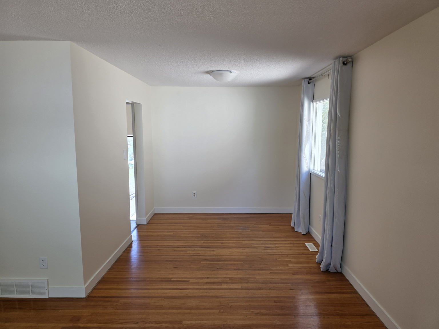Varsity 3 Bedroom 1.5 Bathroom Home - Photo 9