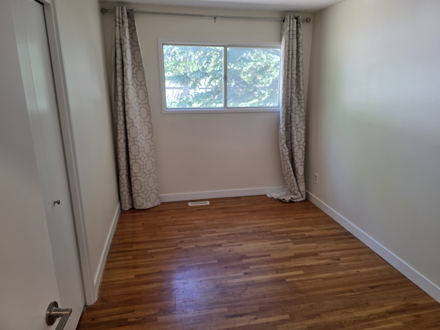 Varsity 3 Bedroom 1.5 Bathroom Home - Photo 19