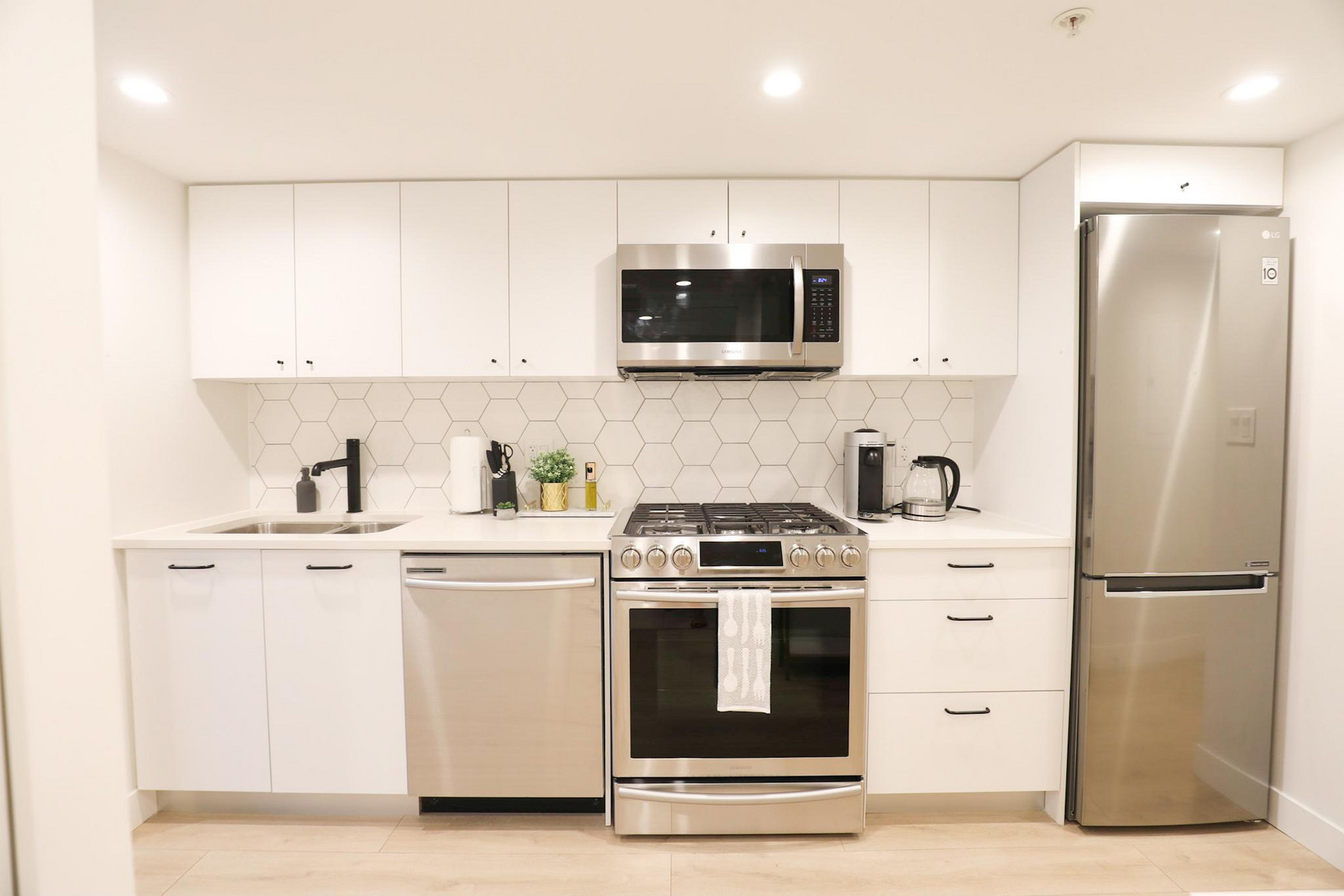Fully Furnished - 1 Bed with Mountain Views, Laundry, Parking and Wifi Included. 90 Day Minimum. - Photo 7