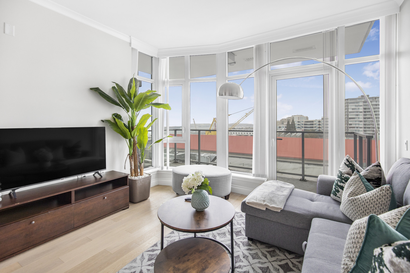 Fully Furnished- Lower Lonsdale in North Vancouver - Photo 2