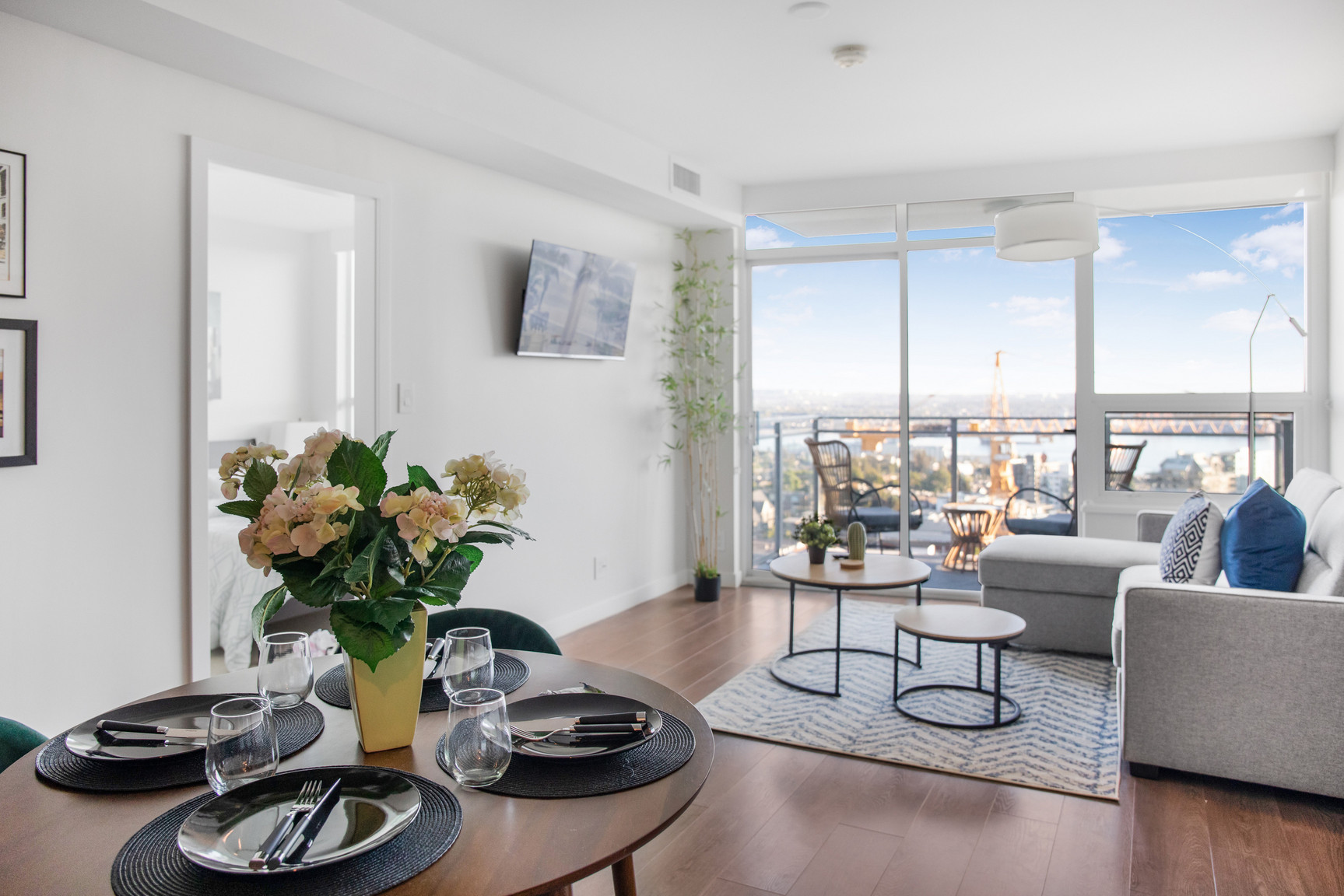Fully Furnished - Centreview in North Vancouver - Photo 3
