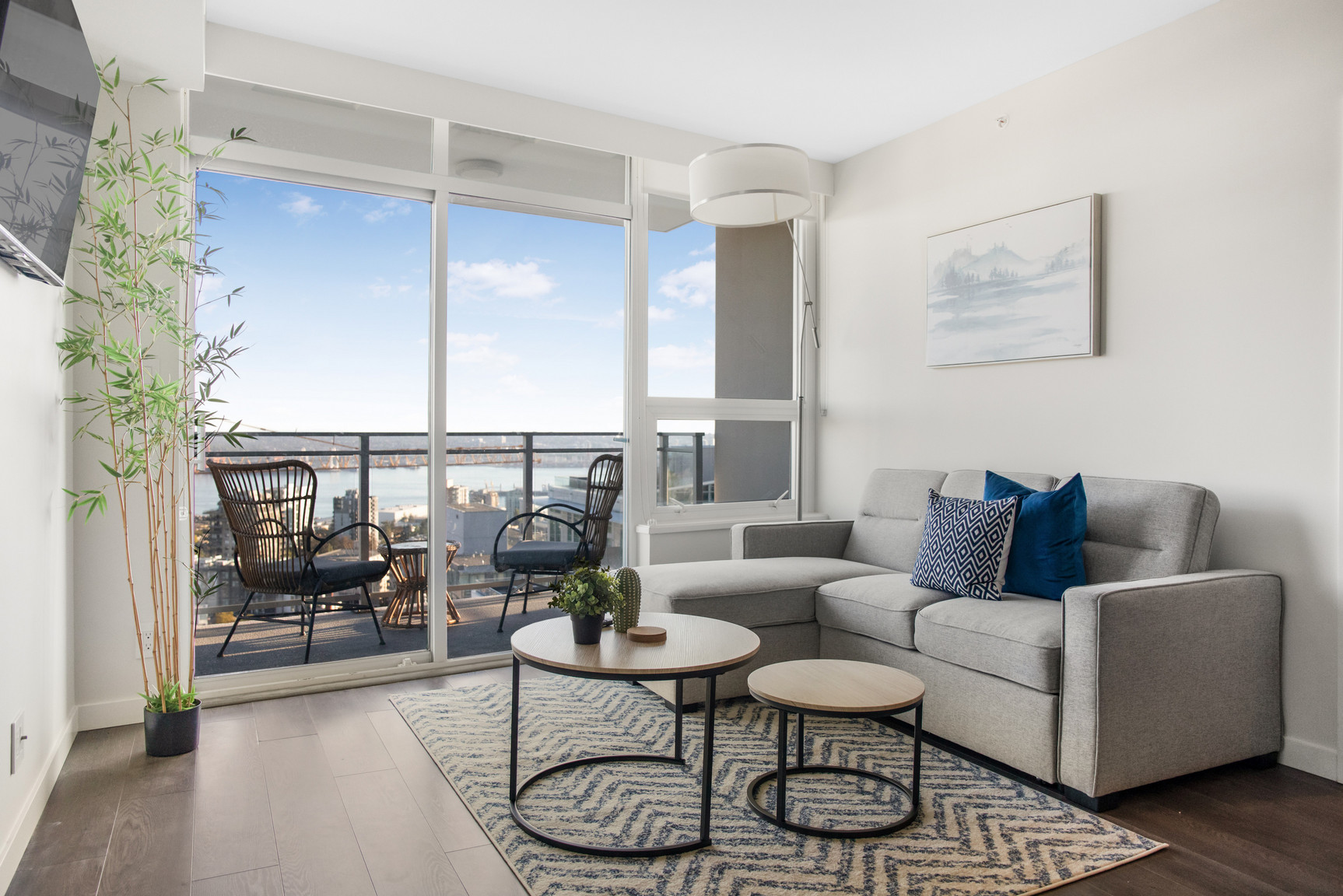Fully Furnished - Centreview in North Vancouver - Photo 4