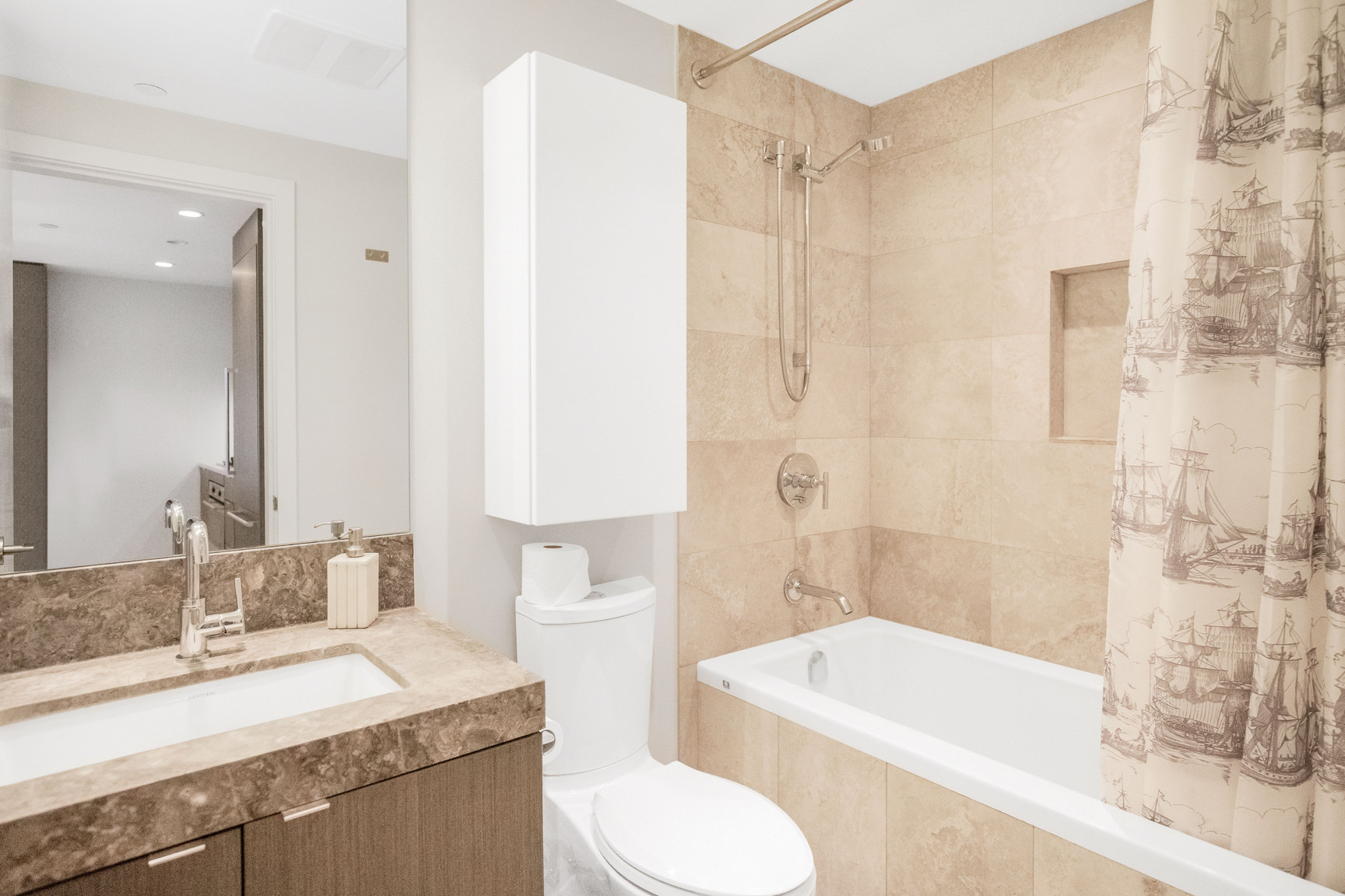 Fully Furnished - Centreview in North Vancouver - Photo 8