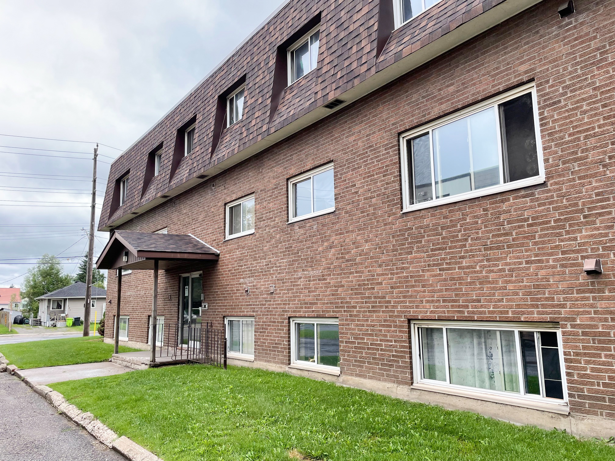 284 Goulais Ave, Sault Ste. Marie, ON P6C 5A1 — photo 1