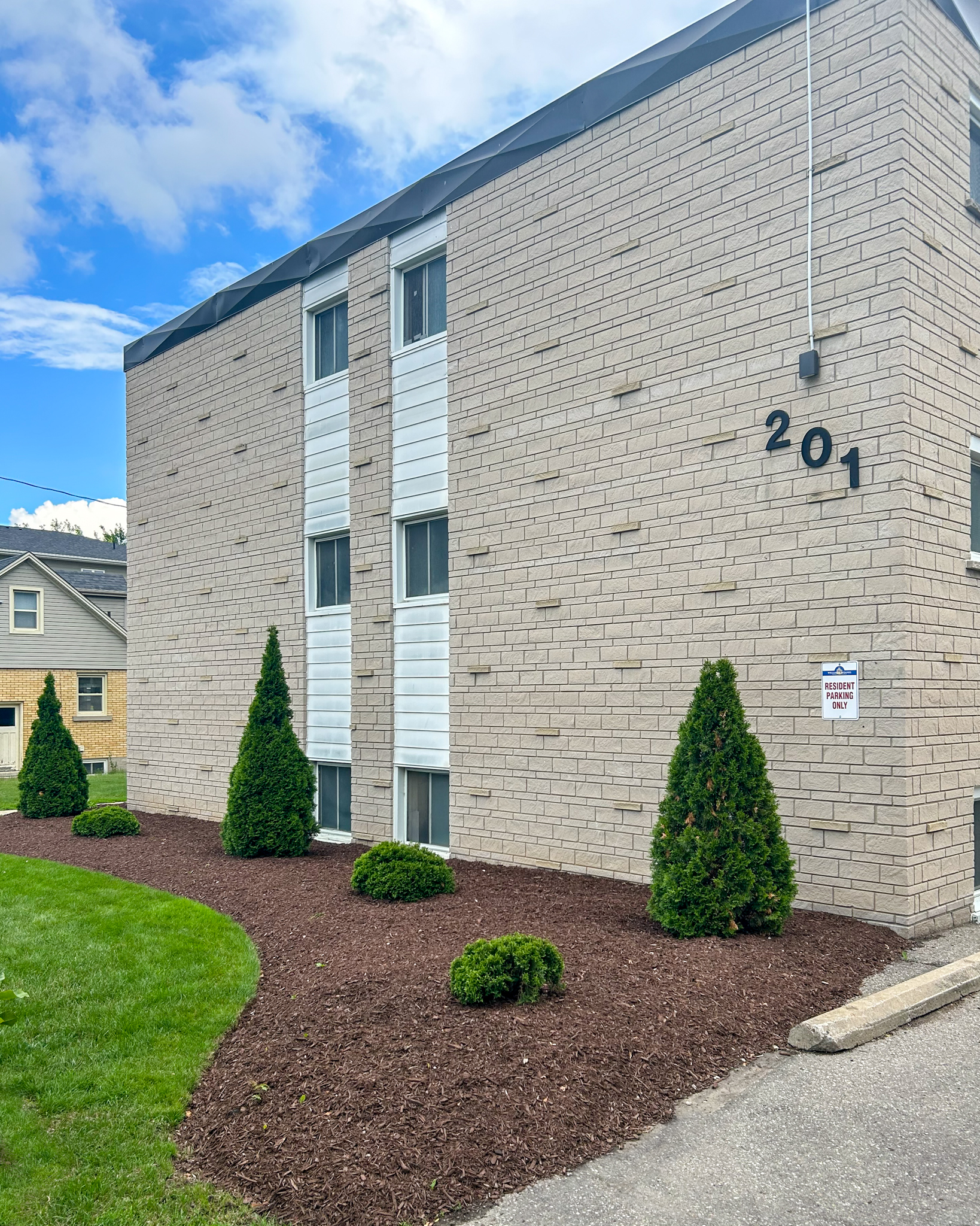 201 Erb Street West, Waterloo, ON N2L 1V6 — photo 1
