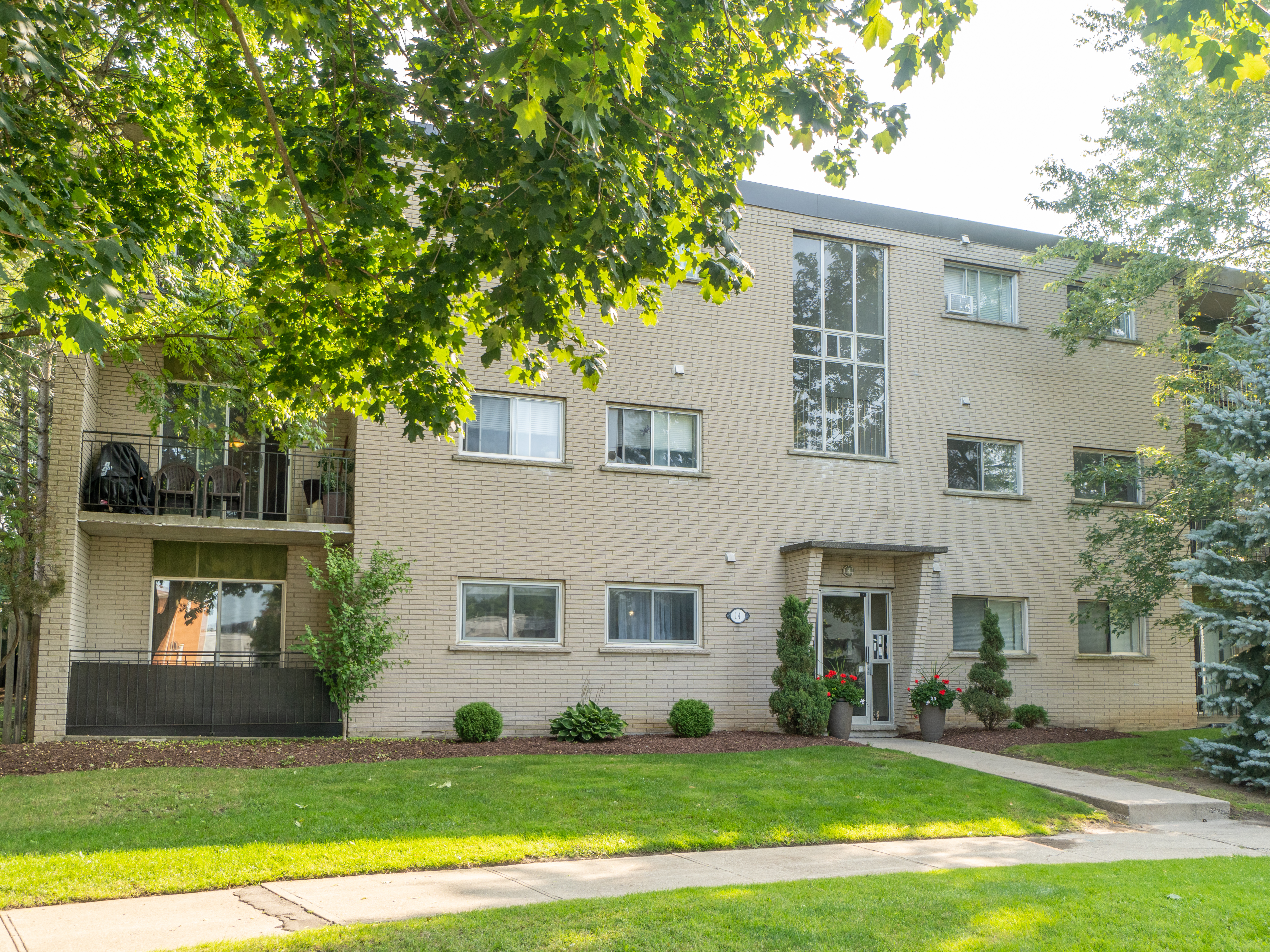 14 Leacrest Court, Kitchener, ON N2E 1H8 — photo 1