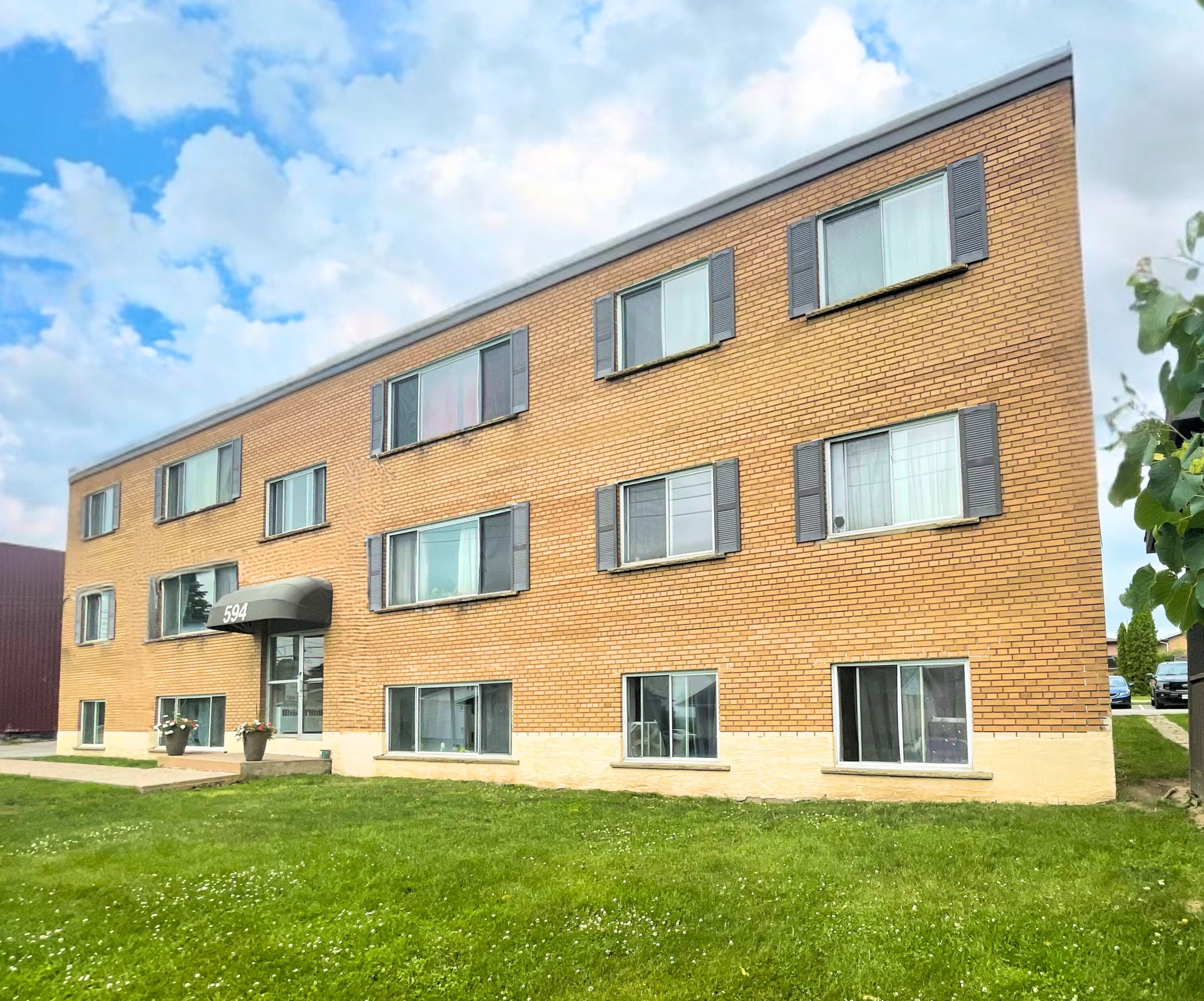 594 MacDonald Ave, Sault Ste. Marie, ON P6B1J5 — photo 1