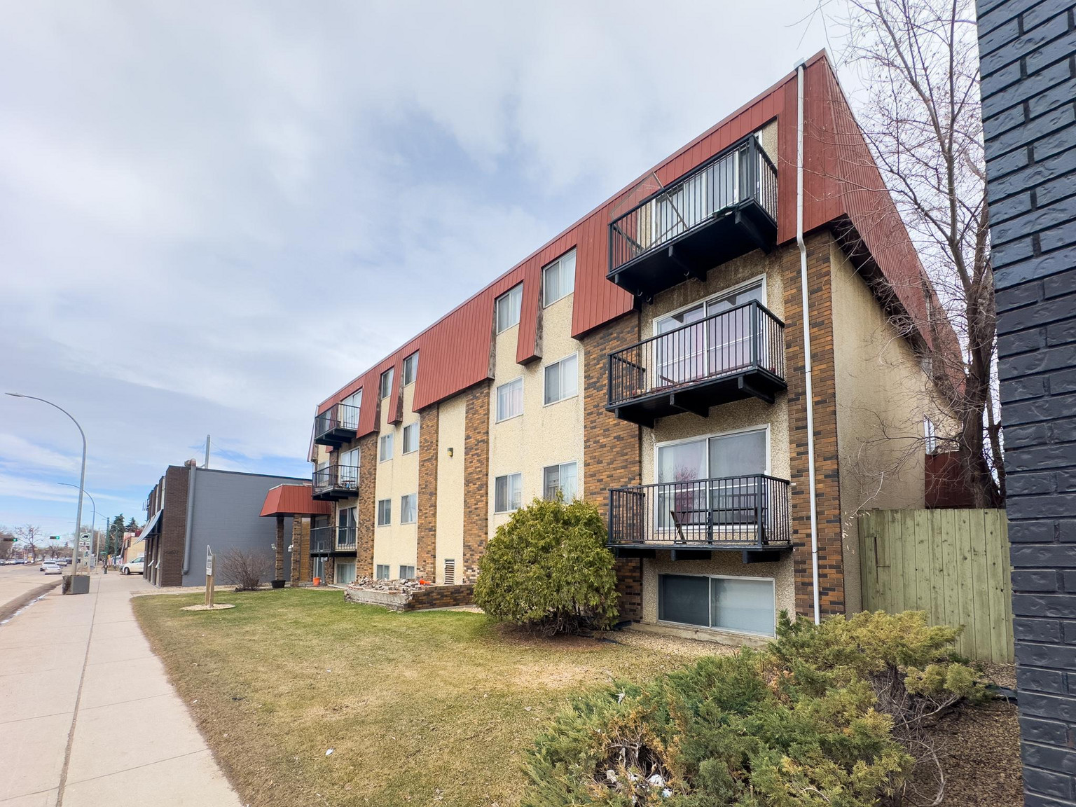 Kings Court - 10625 109th - Photo 8