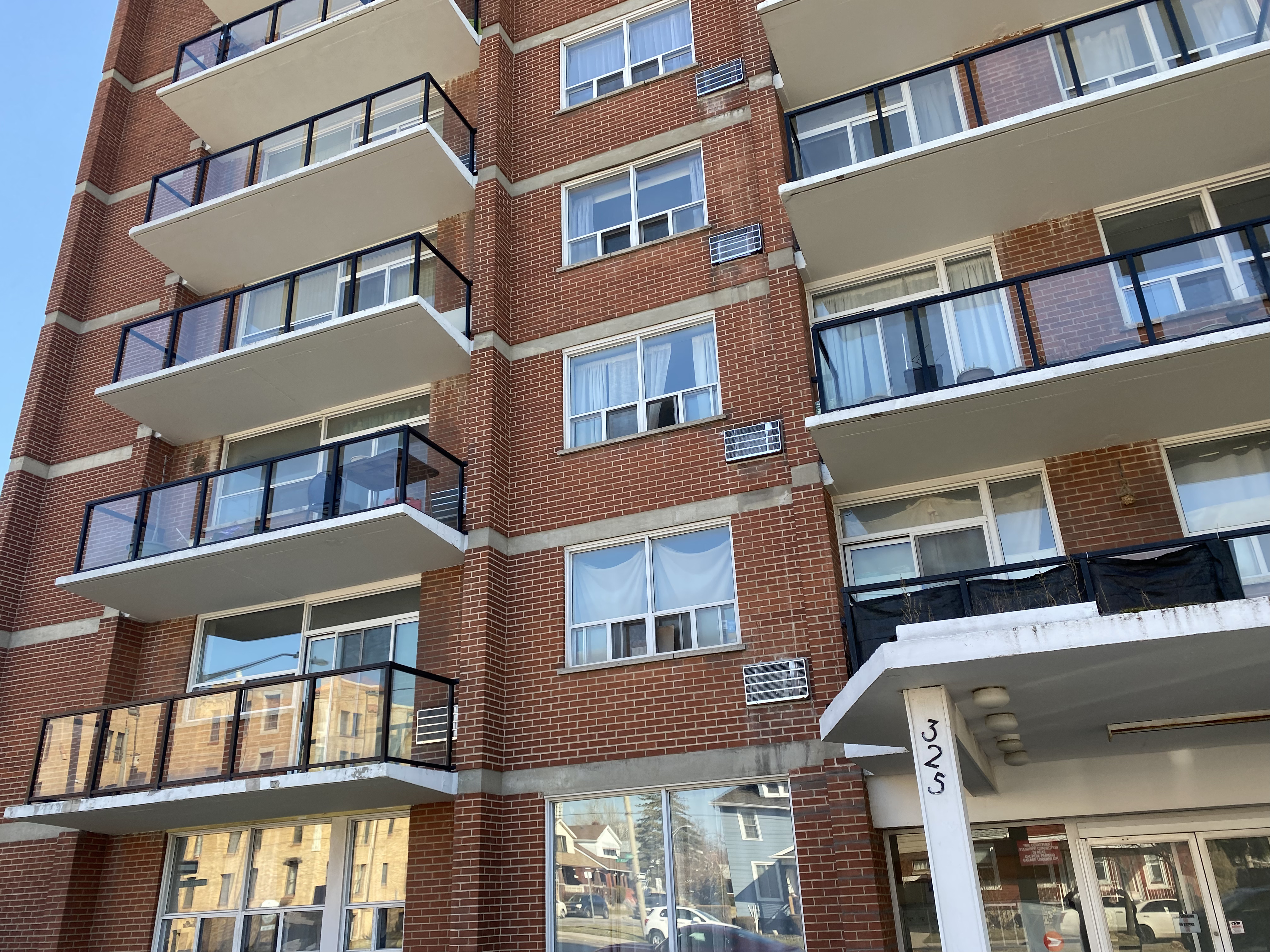 325 Giles Blvd W, Windsor, ON N9A 6H7 — photo 1