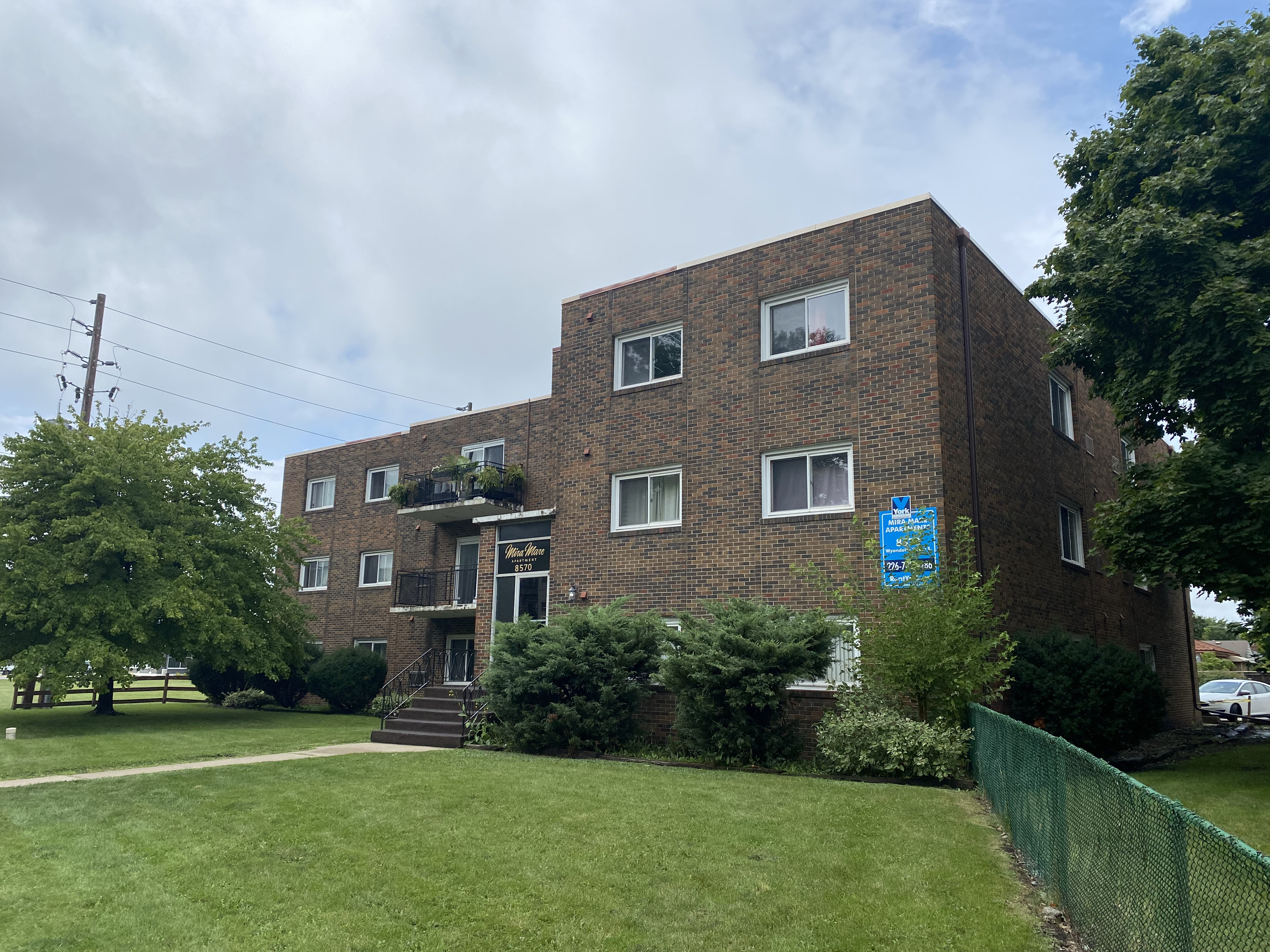 8570 Wyandotte St E, Windsor, ON N8S 1T6 — photo 1