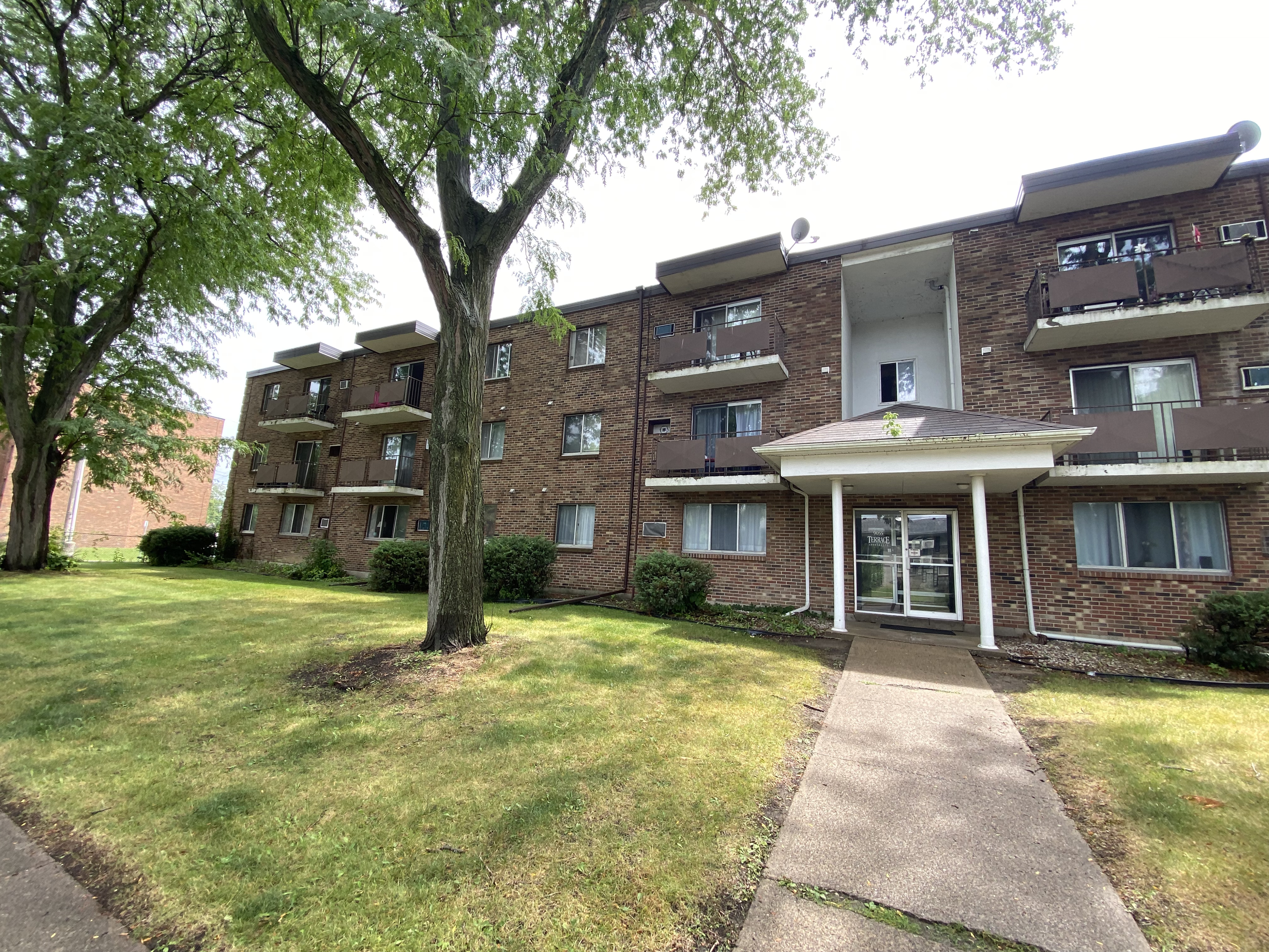 9055 Wyandotte St E, Windsor, ON N8S 1V6 — photo 1