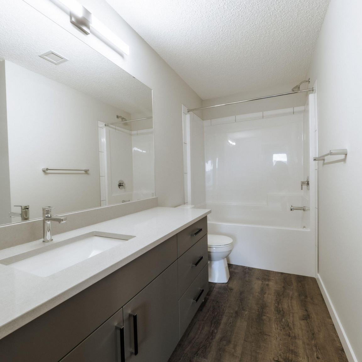 Dwell Luxury 1 & 2 bedroom Suites !  - Photo 14