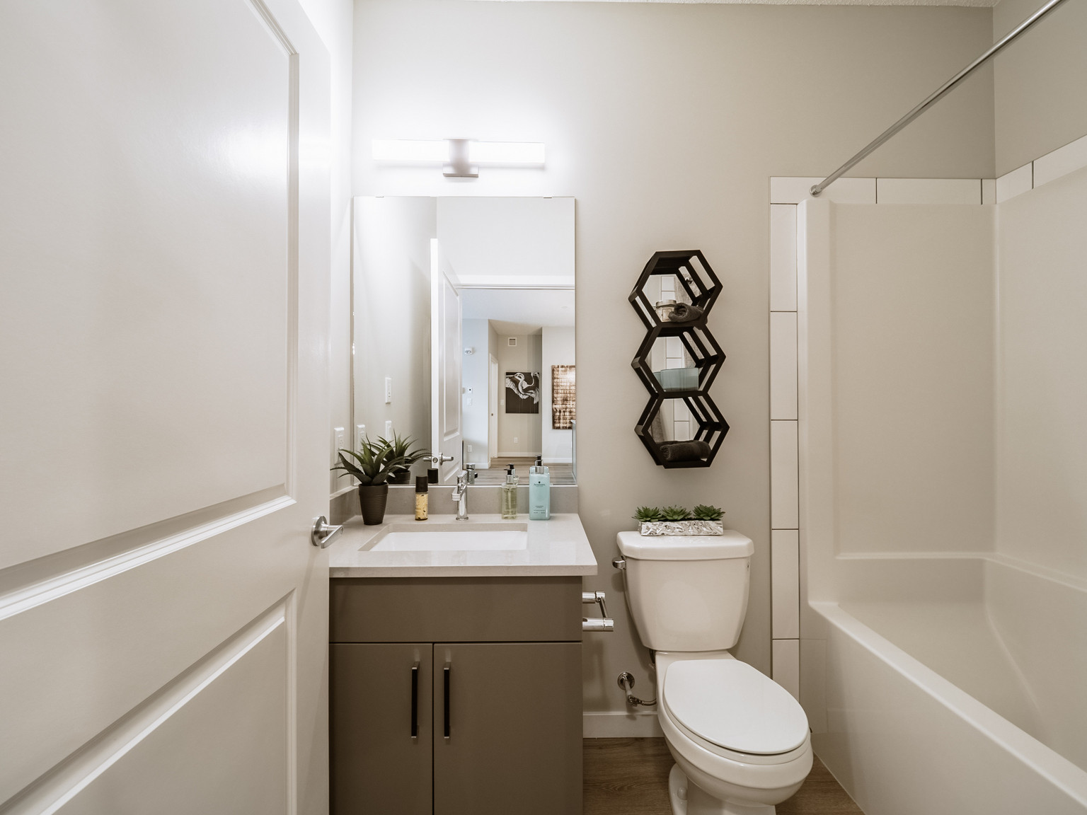 Dwell Luxury 1 & 2 bedroom Suites !  - Photo 12