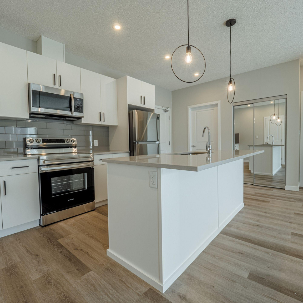 Dwell Luxury 1 & 2 bedroom Suites !  - Photo 4