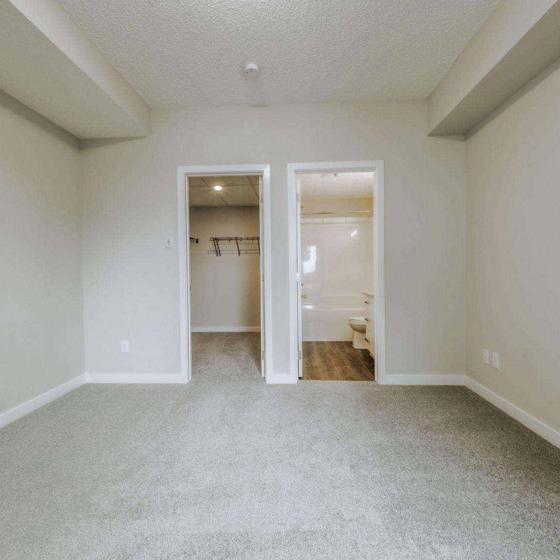 Dwell Luxury 1 & 2 bedroom Suites !  - Photo 18