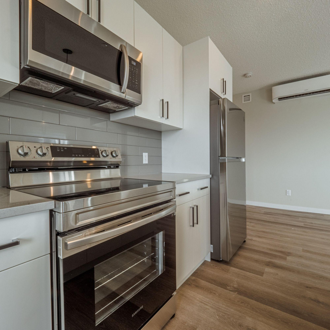Dwell Luxury 1 & 2 bedroom Suites !  - Photo 36