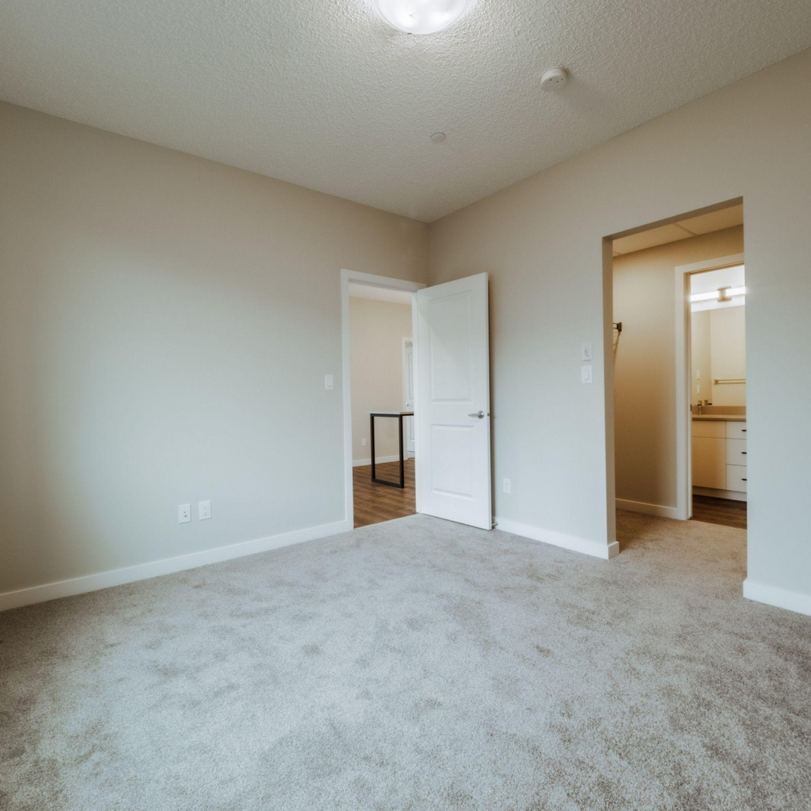 Dwell Luxury 1 & 2 bedroom Suites !  - Photo 8
