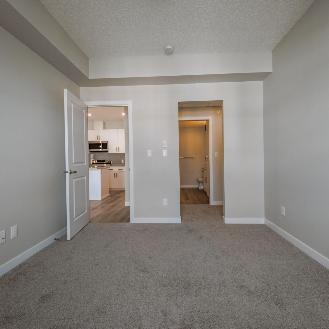 Dwell Luxury 1 & 2 bedroom Suites !  - Photo 9