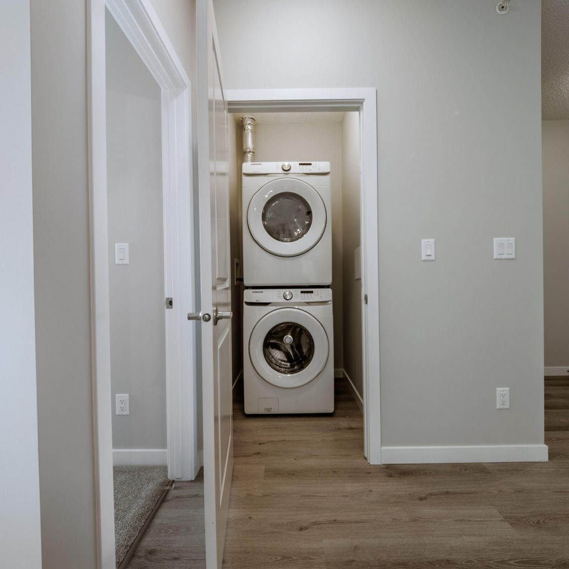 Dwell Luxury 1 & 2 bedroom Suites !  - Photo 30