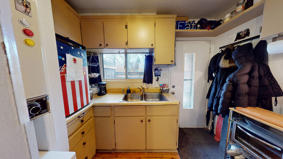 BATHURST ST & QUEEN ST W